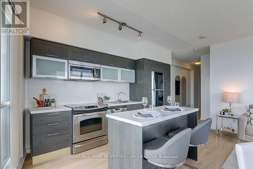 5202 - 386 Yonge Street, Toronto, ON - Indoor Photo Showing Kitchen