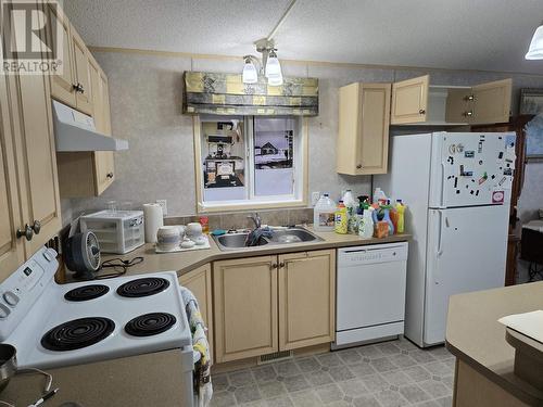 2171 Maple Drive, Quesnel, BC - Indoor Photo Showing Kitchen With Double Sink