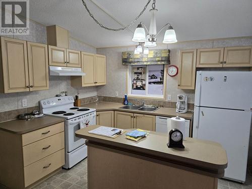 2171 Maple Drive, Quesnel, BC - Indoor Photo Showing Kitchen With Double Sink