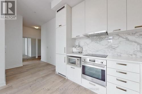 208 - 38 Honeycrisp Crescent, Vaughan, ON - Indoor Photo Showing Kitchen