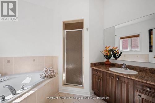 220 Peak Point Boulevard, Vaughan, ON - Indoor Photo Showing Bathroom