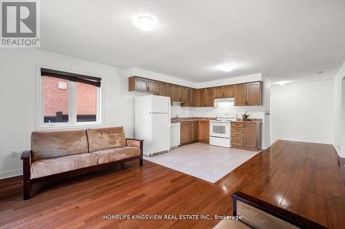 220 Peak Point Boulevard, Vaughan, ON - Indoor Photo Showing Kitchen