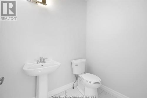 51 Belleview, Kingsville, ON - Indoor Photo Showing Bathroom