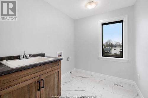 51 Belleview, Kingsville, ON - Indoor Photo Showing Bathroom