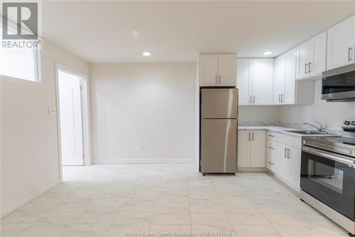 3131 Jefferson Boulevard Unit# Lower, Windsor, ON - Indoor Photo Showing Kitchen