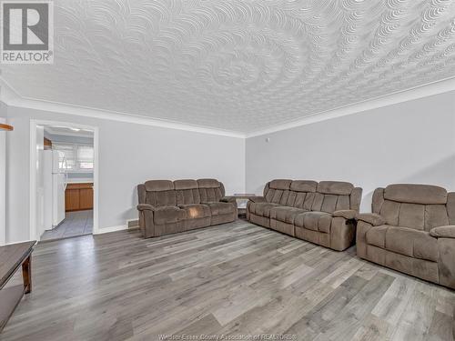 1694 Everts Avenue, Windsor, ON - Indoor Photo Showing Living Room