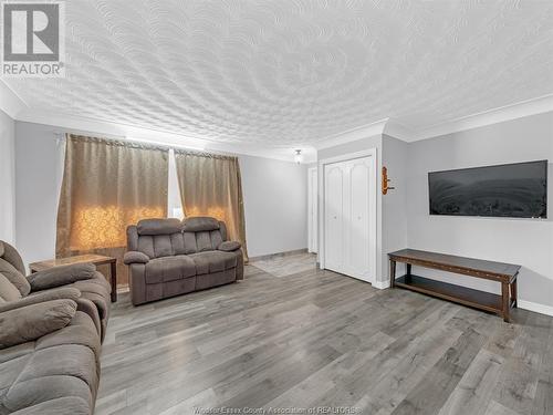 1694 Everts Avenue, Windsor, ON - Indoor Photo Showing Living Room