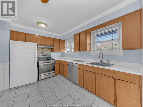 1694 Everts Avenue, Windsor, ON - Indoor Photo Showing Kitchen