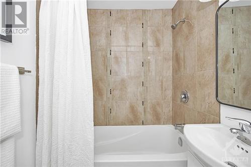 232 Holland Avenue, Ottawa, ON - Indoor Photo Showing Bathroom