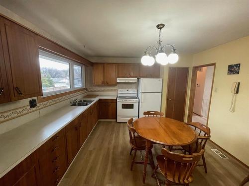 40 Juniper Bay, Brandon, MB - Indoor Photo Showing Kitchen With Double Sink