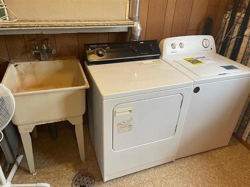 40 Juniper Bay, Brandon, MB - Indoor Photo Showing Laundry Room