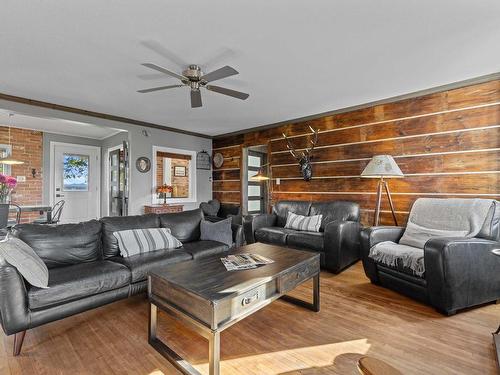 Living room - 2402 Rue Meadow, Clarenceville, QC - Indoor Photo Showing Living Room