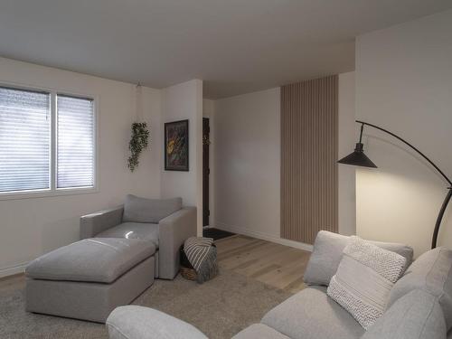 116 Huron Crescent, Thunder Bay, ON - Indoor Photo Showing Living Room