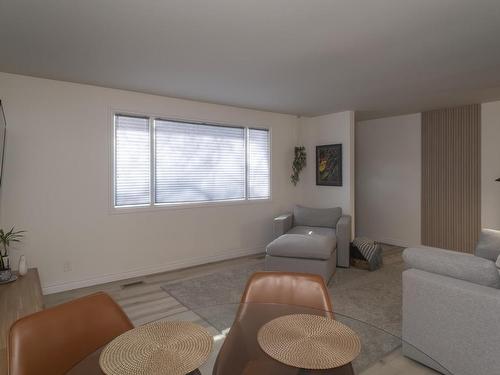 116 Huron Crescent, Thunder Bay, ON - Indoor Photo Showing Living Room