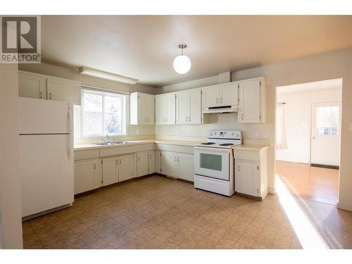 336 100A Avenue, Dawson Creek, BC - Indoor Photo Showing Kitchen