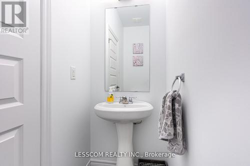 1815 Brown Drive, London, ON - Indoor Photo Showing Bathroom