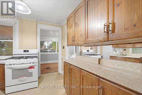 105 Edgemont Street N, Hamilton, ON - Indoor Photo Showing Kitchen