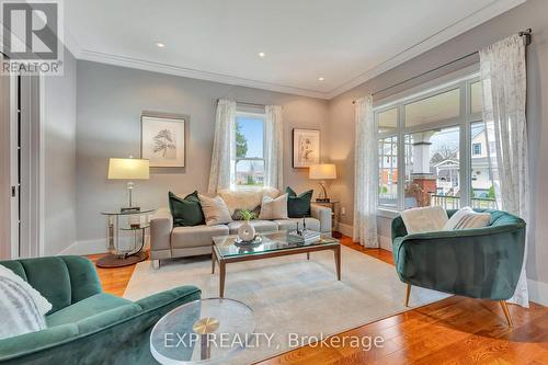 470 Elizabeth Street W, North Perth, ON - Indoor Photo Showing Living Room