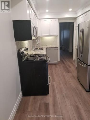 18 Cypress Court, Aurora, ON - Indoor Photo Showing Kitchen