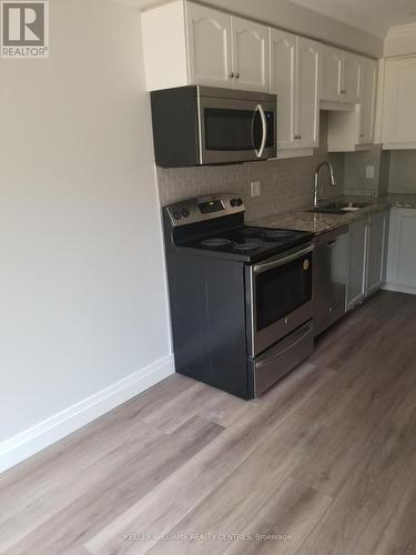 18 Cypress Court, Aurora, ON - Indoor Photo Showing Kitchen