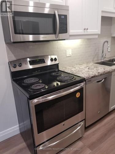 18 Cypress Court, Aurora, ON - Indoor Photo Showing Kitchen With Double Sink