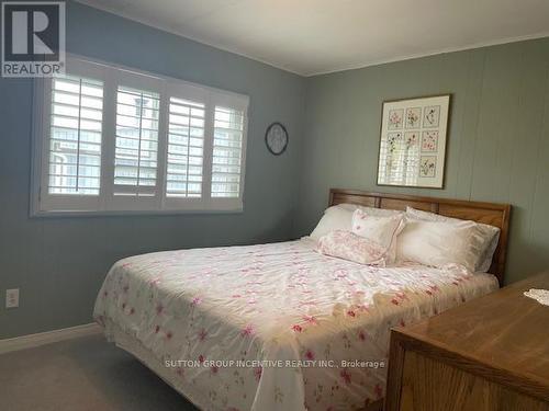 15 Trefoil Drive, Innisfil, ON - Indoor Photo Showing Bedroom