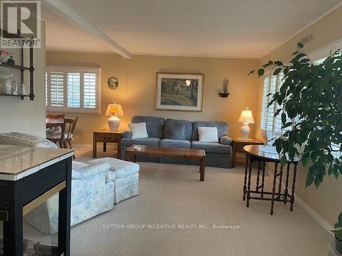 15 Trefoil Drive, Innisfil, ON - Indoor Photo Showing Living Room