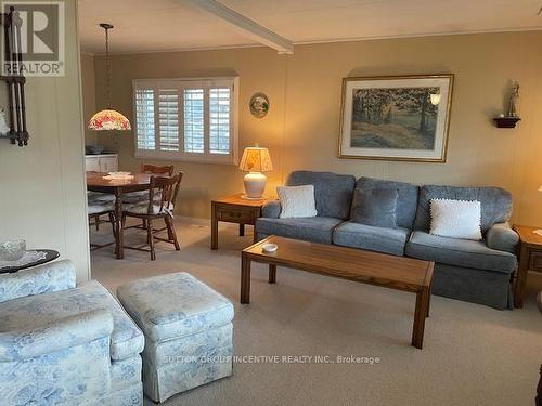 15 Trefoil Drive, Innisfil, ON - Indoor Photo Showing Living Room