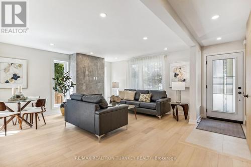 31 Kennedy Street W, Aurora, ON - Indoor Photo Showing Living Room