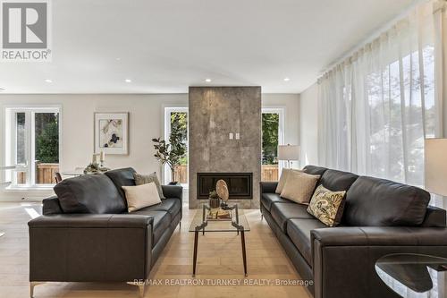 31 Kennedy Street W, Aurora, ON - Indoor Photo Showing Living Room