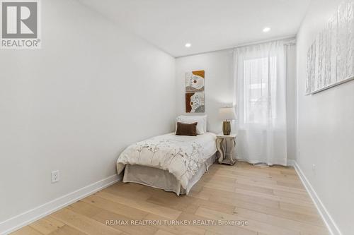 31 Kennedy Street W, Aurora, ON - Indoor Photo Showing Bedroom