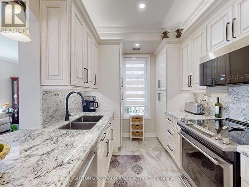 115 - 9519 Keele Street, Vaughan, ON - Indoor Photo Showing Kitchen With Double Sink With Upgraded Kitchen