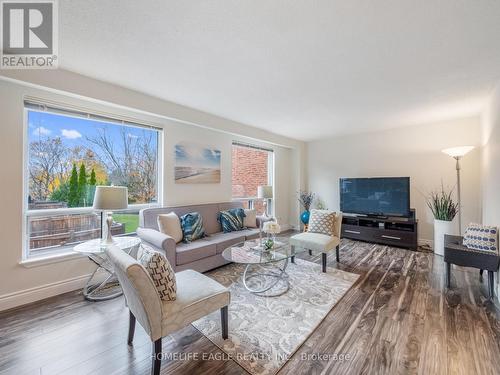 47 - 64 Poplar Crescent, Aurora, ON - Indoor Photo Showing Living Room