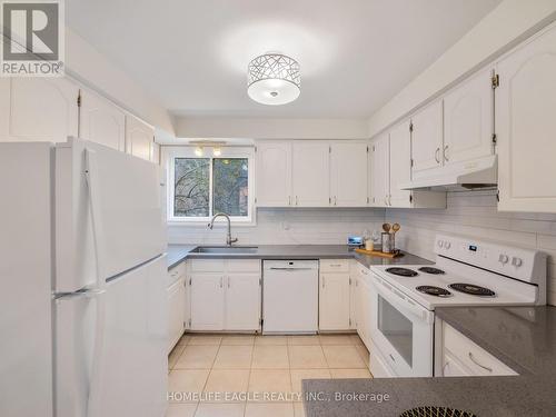 47 - 64 Poplar Crescent, Aurora, ON - Indoor Photo Showing Kitchen