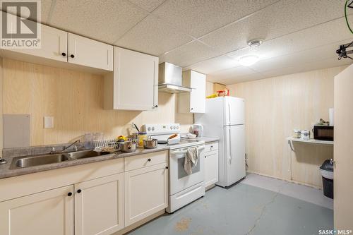 2615 Lacon Street, Regina, SK - Indoor Photo Showing Kitchen With Double Sink