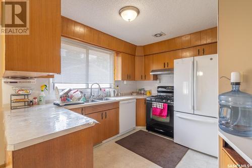 2615 Lacon Street, Regina, SK - Indoor Photo Showing Kitchen With Double Sink