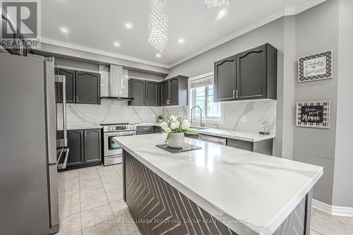 61 Carley Crescent, Barrie, ON - Indoor Photo Showing Kitchen With Upgraded Kitchen