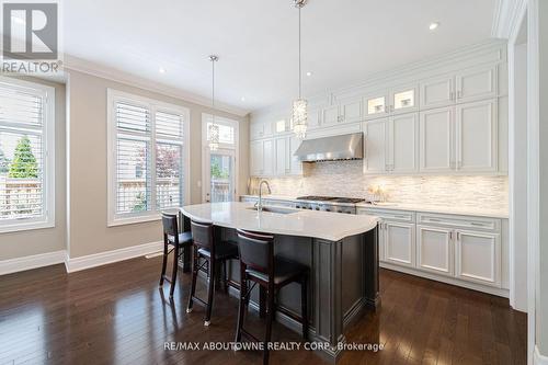 147 Mcwilliams Crescent, Oakville, ON - Indoor Photo Showing Kitchen With Upgraded Kitchen