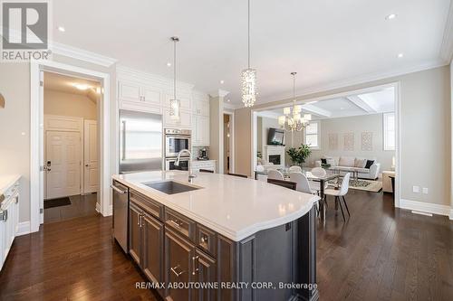 147 Mcwilliams Crescent, Oakville, ON - Indoor Photo Showing Kitchen With Upgraded Kitchen