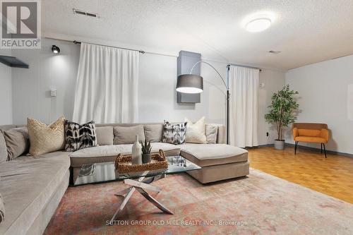 17 Strath Humber Court, Toronto, ON - Indoor Photo Showing Living Room