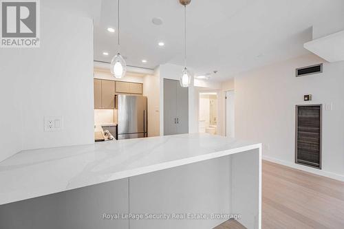 504 - 40 Scollard Street, Toronto, ON - Indoor Photo Showing Kitchen