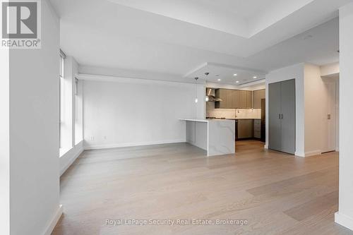 504 - 40 Scollard Street, Toronto, ON - Indoor Photo Showing Kitchen