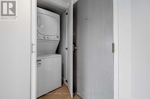 504 - 40 Scollard Street, Toronto, ON - Indoor Photo Showing Laundry Room