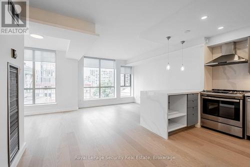 504 - 40 Scollard Street, Toronto, ON - Indoor Photo Showing Kitchen