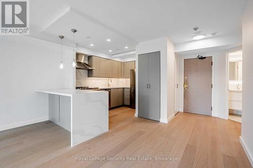 504 - 40 Scollard Street, Toronto, ON - Indoor Photo Showing Kitchen