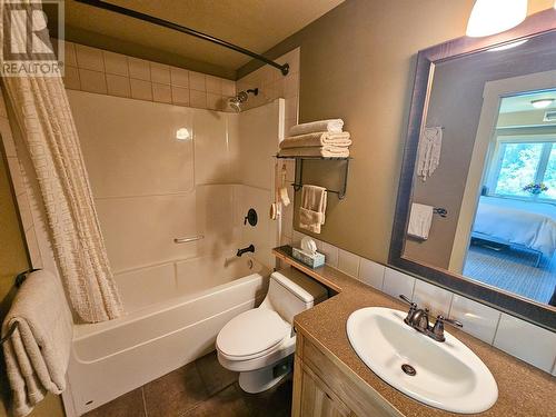 16310 Woolgar Road Unit# 222, Crawford Bay, BC - Indoor Photo Showing Bathroom