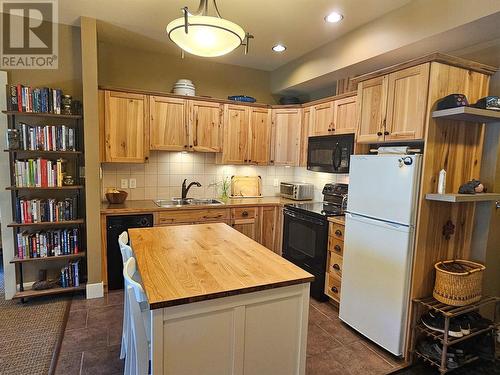 16310 Woolgar Road Unit# 222, Crawford Bay, BC - Indoor Photo Showing Kitchen With Double Sink