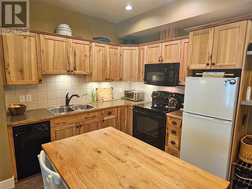 16310 Woolgar Road Unit# 222, Crawford Bay, BC - Indoor Photo Showing Kitchen With Double Sink