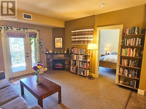 16310 Woolgar Road Unit# 222, Crawford Bay, BC - Indoor Photo Showing Living Room With Fireplace