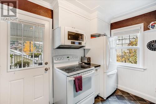 650 Shelley Street, Warfield, BC - Indoor Photo Showing Kitchen